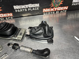 2015 CAMARO SS SHIFTER ASSEMBLY WITH BOOT/ KNOB WHITE STICHING OEM #1450