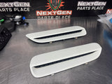 2008 PONTIAC G8 GT HOOD SCOOP VENTS WHITE OEM #1423