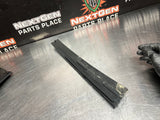 04 -06 PONTIAC GTO EXTERIOR B PILLAR WINDOW TRIM RH SIDE 92093112 OEM #1025